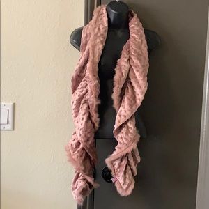 Pink scarf 100% acrylic & fur with scrunch design